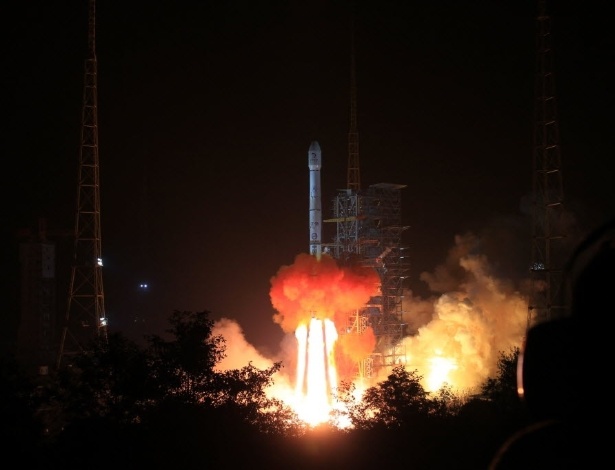China lança foguete portador da sonda lunar Chang'e-3, no Centro Espacial de Xichang, província de Sichuan, sudoeste da China