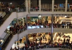 Homem é detido por fazer 'chover dinheiro' dentro de shopping nos EUA (Foto: Reprodução de vídeo)