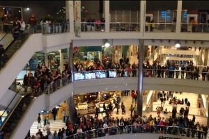 Homem é detido por fazer 'chover dinheiro' dentro de shopping nos EUA (Foto: Reprodução de vídeo)