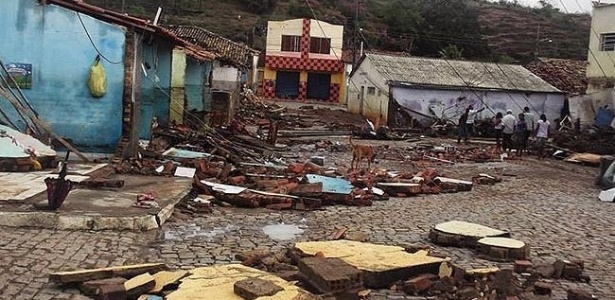 Chuva que atingiu Lajedinho (a 466 km de Salvador), na Chapada Diamantina, fez a prefeitura declarar estado de emergência e luto oficial por três dias, a partir desta segunda-feira (9)