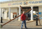 Britânico viaja pelo mundo com cruz de madeira nas costas (Foto: Lindsay Hamon/BBC)