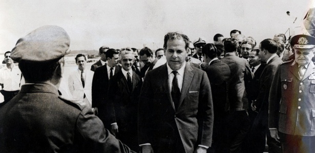 O presidente João Goulart, conhecido como Jango, chega a Recife em 1963