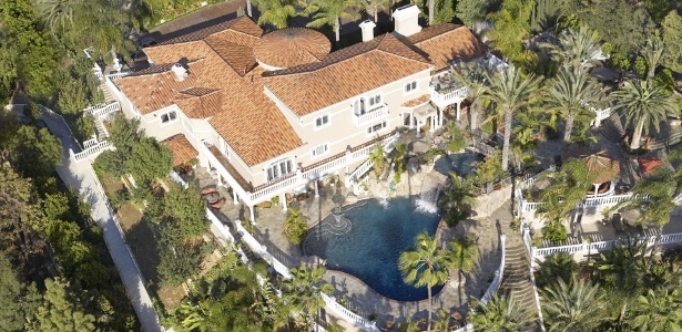 adolescentes-invadem-mansao-para-fazer-f