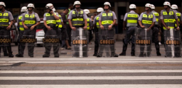 Policiais do Choque se alinham na Praça Ramos, em SP, onde manifestantes protestam contra Alckmin
