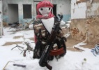 Piores bonecos de neve do mundo fumam e usam arma. Ah vá! (Foto: Saad AboBrahim/Reuters)
