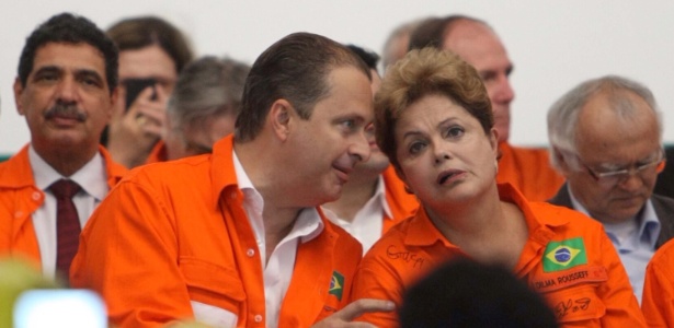 Presidente Dilma Rousseff e o governador de Pernambuco, Eduardo Campos (PSB), participaram de visita à refinaria Abreu e Lima, em Ipojuca (PE), na manhã desta terça-feira (17)