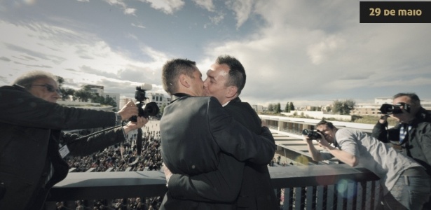 Bruno Boileau (esquerda) e Vincent Autin se beijam na primeira união gay oficial da França, em Montpellier