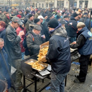 Centenas de pobres e moradores de rua recebem alimentação no centro de Cracóvia, na Polônia. Imagem de 22/12/13