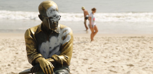 Estátua do poeta Carlos Drummond de Andrade amanheceu pichada na Praia de Copacabana, no Natal