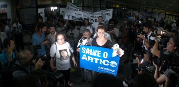A ativista brasileira Ana Paula Maciel, detida com mais 29 pessoas por protestar em uma plataforma de petróleo no Ártico em 18 de setembro, desembarca na cidade de Porto Alegre (RS) na manhã deste sábado (28)
