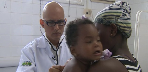 O médico cubano Isoel Gomez Molina, na periferia de Feira de Santana, na Bahia