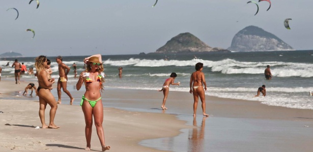 Banhistas aproveitam dia de sol na praia do Pepê, no Rio, que está imprópria para banho