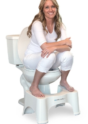 O banquinho acoplado ao vaso sanitário faz a pessoa ficar na posição de cócoras, ajudando a esvaziar o intestino por completo