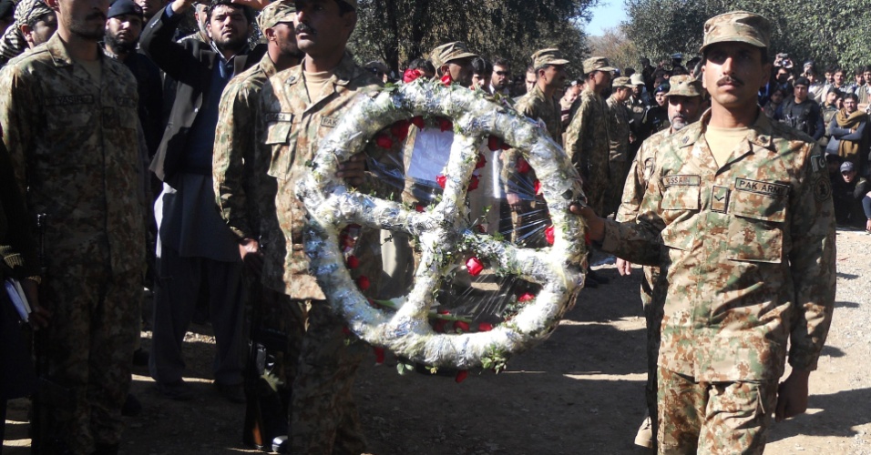 membros-do-exercito-paquistanes-colocam-coroa-de-flores-no-tumulo-da-estudante-aitzaz-hassan-na-provincia-de-khyber-pakhtunkhwa-neste-sabado-11-no-paquistao-aitzaz-que-sacrificou-sua-vida-para-deter-1389439903992_956x500.jpg