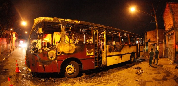 Ônibus foi queimado na madrugada desta segunda-feira (13) na região do Capão Redondo, na zona sul