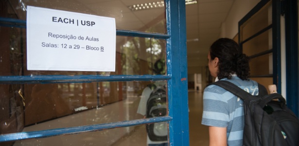 13.jan.2014 - Com a interdição do terreno por contaminação do solo, alunos do campus leste da USP fazem reposição de aulas no campus Butantã