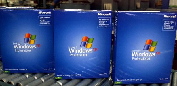 Licenças do Windows XP recém-embaladas são exibidas em linha de produção em Greeley (Colorado); o sistema operacional começou a ser vendido mundialmente em 25 de outubro de 2001