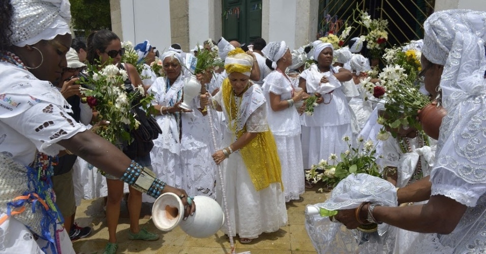 16jan2014---baianas-lavam-a-escadaria-da-igreja-do-senhor-do-bonfim-em-salvador-ba-nesta-quinta-feira-16-1389892427157_956x500.jpg