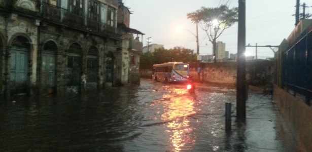 Chuva forma bolsão d'água na rua da América, no bairro do Santo Cristo, na zona portuária do Rio, ao lado da sede operacional da Supervia
