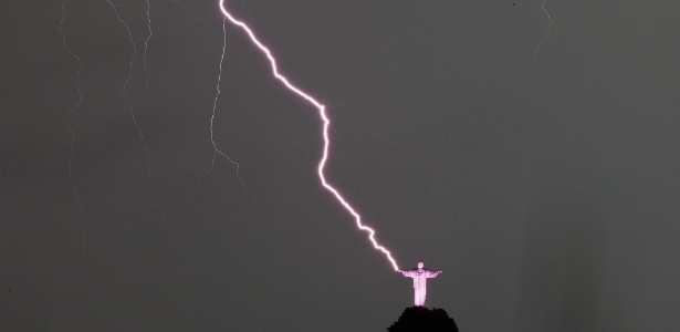 Raio atinge a mão direita do Cristo Redentor, no Rio, na quinta-feira