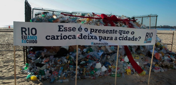 Prefeitura expõe lixo deixado nas areias da praia, A Comlurb mostrou, nesta terça-feira (21), como ficaria a praia de Copacabana, no Rio de Janeiro, sem a limpeza dos garis