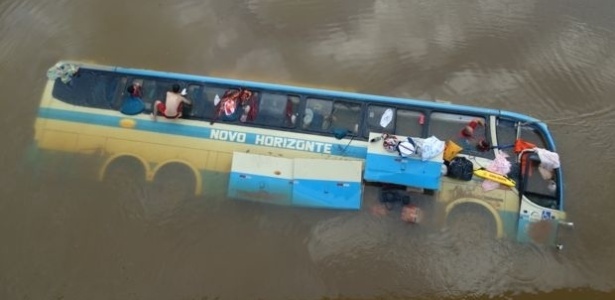 Ônibus da viação Novo Horizonte caiu da ponte do rio Glória na BR-116, em Muriaé (MG)