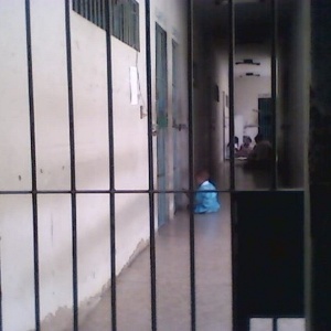 Bebê é visto no chão da Penitenciária Feminina de Teresina