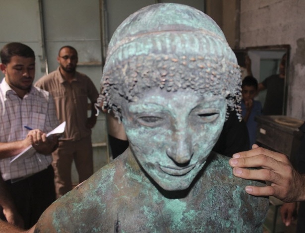 Imagem de setembro de 2013 mostra estátua de bronze do deus grego Apolo, que estava desaparecida há séculos e foi misteriosamente encontrada na Faixa de Gaza. Um pescador disse ter retirado a estátua do mar em agosto passado. A estátua foi confiscada pela polícia do Hamas e depois apareceu no eBay