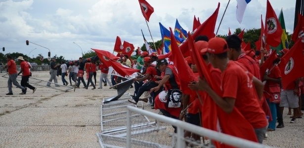 Integrantes do MST (Movimento dos Trabalhadores Rurais Sem Terra) derrubam cercas na praça dos Três Poderes, em Brasília