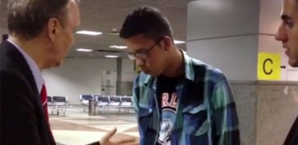 Caio Silva de Souza (de óculos) conversa com seu advogado no aeroporto de Salvador