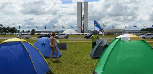 Ativistas em defesa dos direitos dos animais acampam no gramado diante do Congresso Nacional, em Brasília