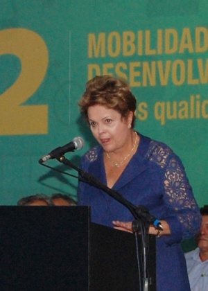 Presidente Dilma Rousseff participa da solenidade de entrega de máquinas agrícolas e assinatura de ordem de serviços para obras de mobilidade urbana em Teresina (PI)