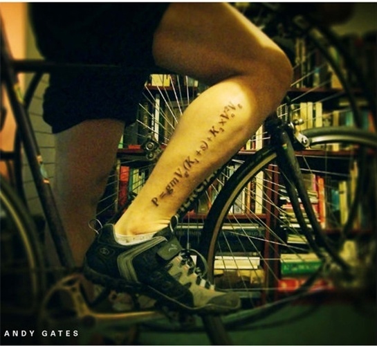  - 18fev2014---o-ciclista-andy-gates-tatuou-uma-formula-que-explica-a-potencia-necessaria-para-impulsionar-uma-bicicleta-levando-em-consideracao-gravidade-peso-atrito-resistencia-ao-vento-1392854738166_545x500