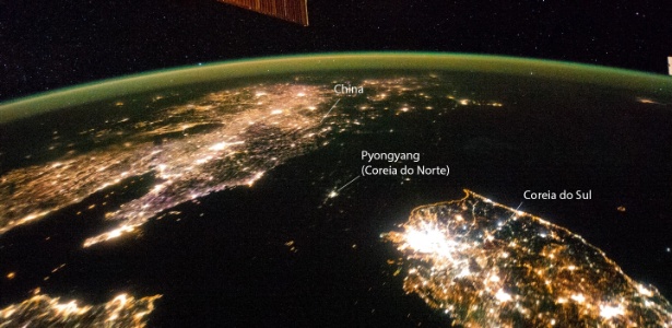 A Coreia do Norte aparece como uma mancha escura no mapa nesta imagem noturna