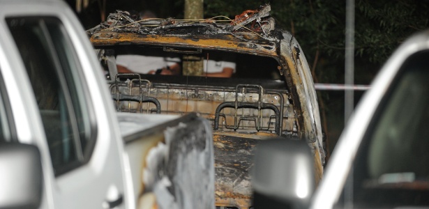 Três veículos zero quilômetro foram totalmente destruídos em incêndio no pátio da Academia de Polícia Militar, em Porto Alegre. Os carros faziam parte de um lote que estava sendo preparado para uso da Polícia Militar em cidades de fronteira com Argentina e Uruguai. No total, dez carros foram atingidos pelo fogo, que começou na noite de segunda (24). Os veículos não tinham seguro