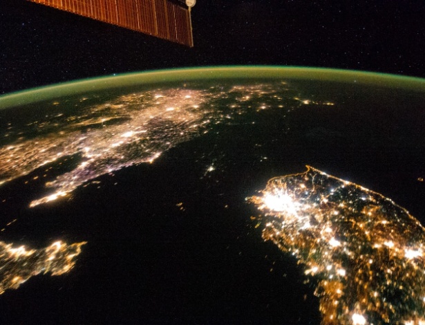 Em imagem noturna tirada da Estação Espacial Internacional, a Coreia do Norte - no centro da foto, entre a China (à esq.) e a Coreia do Sul (à dir.) 