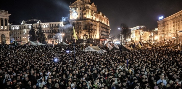 Milhares de pessoas se reúnem na praça da Independência, em Kiev, para ouvir os nomes do novo governo 