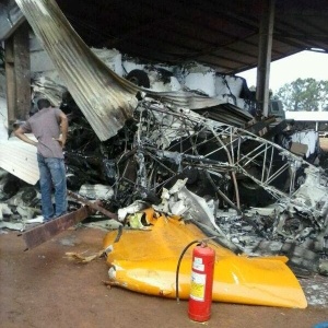 Avião agrícola ficou totalmente destruído após cair