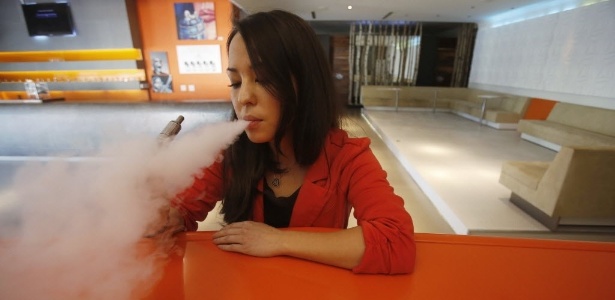 Jovem usa cigarro eletrônico em bar de Los Angeles (EUA)