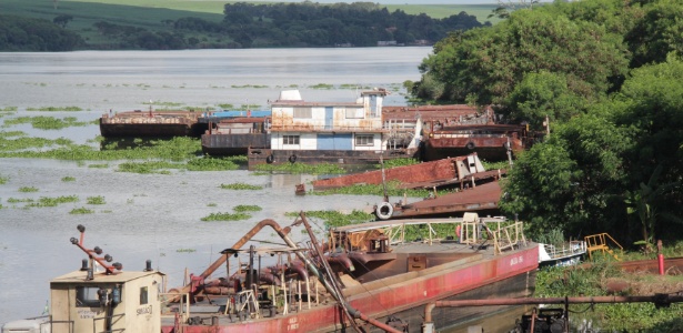 Barcaças na hidrovia Tietê-Paraná (SP) estão paradas desde maio de 2014