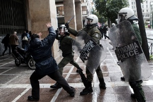 Manifestantes gregos protestam contra as medidas de austeridade impostas ao país 