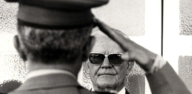 O general e presidente do Brasil Ernesto Geisel recebe cumprimentos em forma de continência de militar