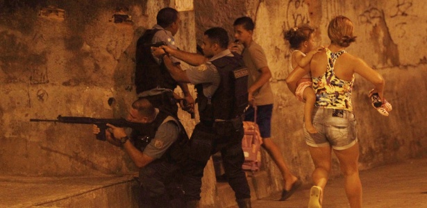 Um protesto terminou em confronto entre policiais e moradores do Complexo do Alemão