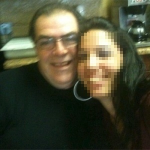 Vítima de facadas, Dimitrios Karaloukas (esq) teria postado foto de seu funcionário na internet