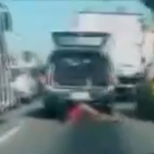 A mulher foi arrastada no caminho do hospital após o porta-malas onde havia sido colocada pela Polícia Militar se abrir