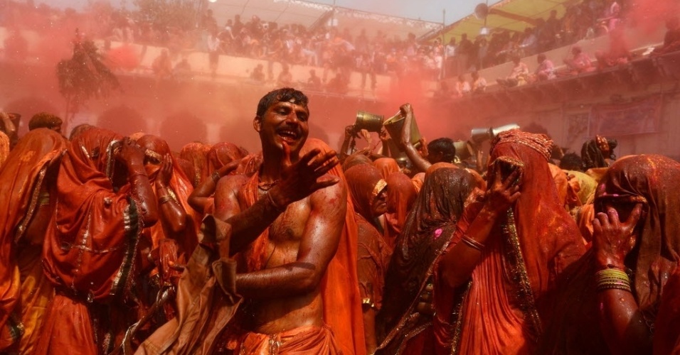  - 18mar2014---indianos-participam-de-um-jogo-de-huranga-que-acontece-um-dia-depois-do-festival-holi-no-templo-dauji-em-mathura-india-durante-a-comemoracao-mulheres-tiram-as-camisas-dos-homens-e-1395152663137_956x500