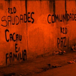 Muro na avenida Edgard Romero, na zona norte do Rio de Janeiro, é pichado com frase em memória de Cláudia Ferreira da Silva, 38, que foi arrastada por uma viatura da Polícia Militar após ser baleada durante tiroteio entre a polícia e criminosos