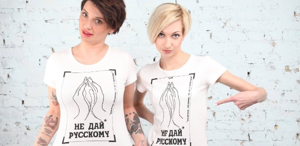 Simpatizantes da campanha mostram camiseta com os dizeres "não transe com um russo" em alfabeto cirílico