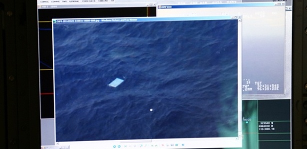 Imagem de objetos avistados por um dos aviões que participa da busca pelos destroços do voo MH370 da Malaysia Airlines. A foto foi tirada por um jornalista que estava a bordo do avião