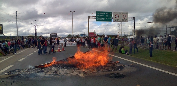 Um homem morreu atropelado durante protesto pela instalação de uma passarela na BR-277, na Região Metropolitana de Curitiba